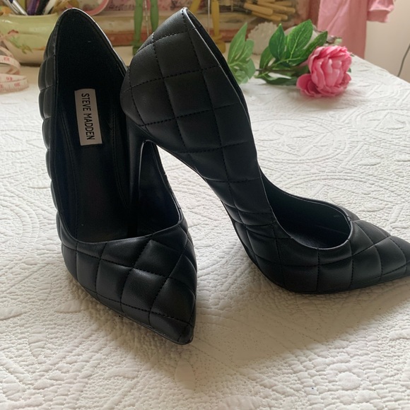 Steve Madden Shoes - STEVE MADDEN Black Quilted Pumps Sz  8/38 Cocktail Party Formal Bussiness Corp